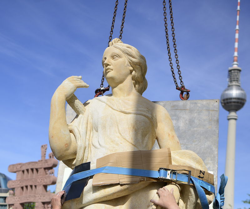 Ankunft-Balustrade-Figur