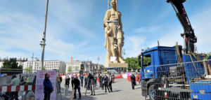 Die Anlieferung der ersten von 19 BalustradenFiguren am 7. Mai Die Anlieferung der ersten von 19 BalustradenFiguren am 7. Mai