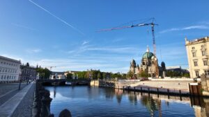 Die Spree erhält eine Freitreppe an der Westseite des Berliner Schlosses - noch befindet sich diese im Bau.