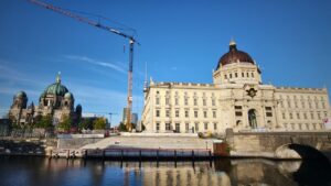 Im Rohbau fertiggestellt: die Freitreppe an der Schlossfreiheit an der Westseite des Berliner Schlosses