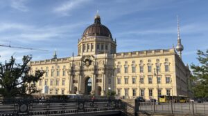 Berliner-Schloss-Westseite-Sommer-2026