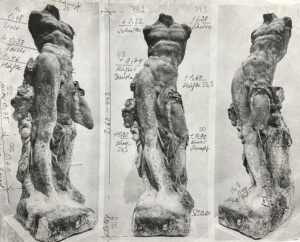 Torso einer der wenigen Originalfiguren der Schlossbalustrade aus der Schlüterzeit. Sie wurde im frühen 19. Jh. wegen starker Verwitterungen abgenommen.