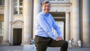 Generalintendant Hartmut Dorgerloh im Schlüterhof vom Berliner Schloss/Humboldt Forum (Foto: Stefanie Herbst)