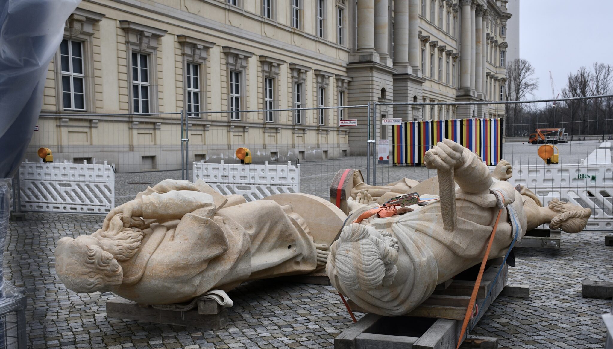 mit-acht-propheten-die-kuppel-skulpturen-werden-im-m-rz-montiert