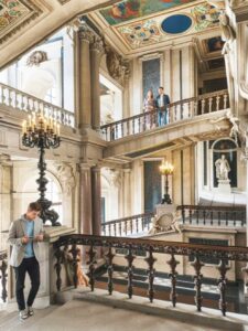 Die fertig wieder eingebaute Gigantentreppe - noch nur ein KI-generiertes Bild ...