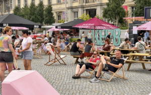 Imbissbuden und Liegestühle vor der historischen Fassade des Berliner Schlosses im Juli 2026