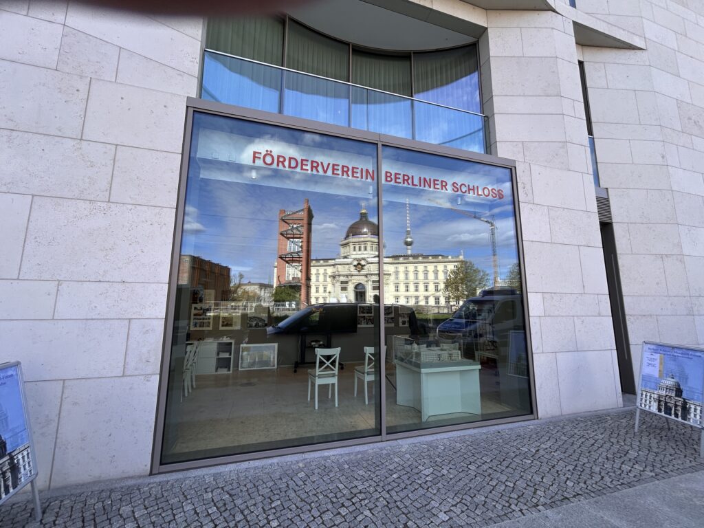 Schinkel-Platz-Info-Center-Mai-2025-Boddien