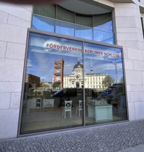 Schinkel-Platz-Info-Center-Mai-2025--klein-Boddien