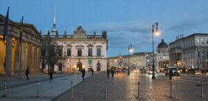 Blick von Unter den Linden: das Deutsche Historische Museum un das Humboldt Forum im Berliner Schloss
