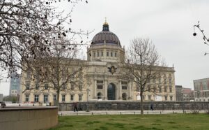 Vom Schinkelplatz aus gesehen: das Berliner Schloss im April 2026