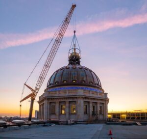Foto: David von Becker Im Sonnenuntergang ist der Aufhub geschafft - die Laterne krönt das Berliner Schloss Ende Mai 2020 (Foto: David von Becker)