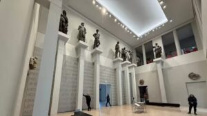 Skulpturensaal-Dez-2025 Abbildung: Wilhelm von Boddien lehnt an einer Säule im Skulpturensaal. In diesen Raum soll das Gigantentreppenhaus eingebaut werden – Volumen und Maße berücksichtigen eine mögliche Rekonstruktion schon