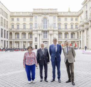 Weimer-im-Schloss-0 Kulturstaatsminister Wolfram Weimer (2.v.r.) mit den Vorständen Christine Rieffel-Braune, Hans-Dieter Hegner und Hartmut Dorgerloh im Schlüterhof