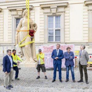 Foto: David von Becker Beim Aufhub der Balustradenfiguren: Kulturstaatsminister Wolfram Weimer (M.) besucht das Berliner Schloss.
